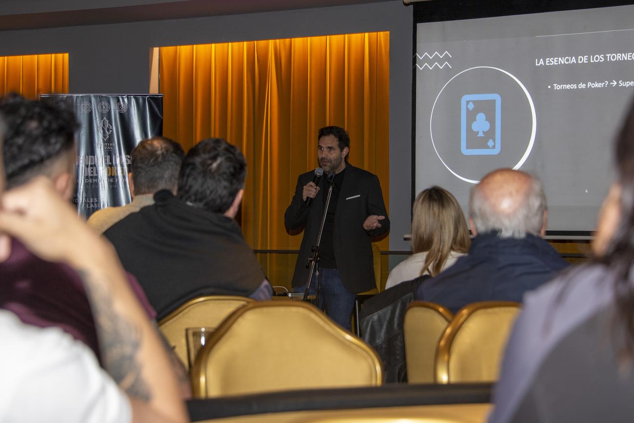 Cristian Stival dando una charla presencial ante público