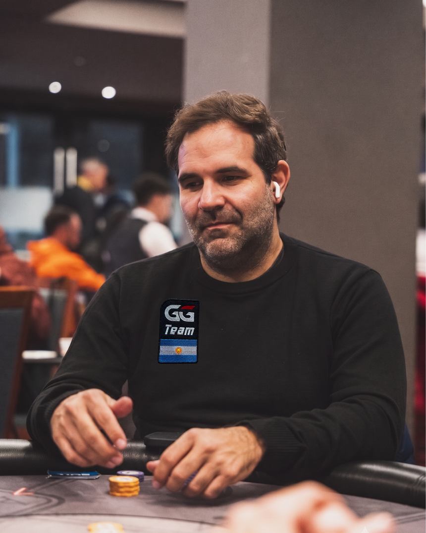 Cristian Stival en una mesa de torneo con el parche de Team GG
